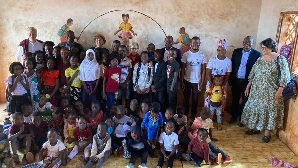 在莫桑比克北部，圣艾智德代表团与克里斯蒂娜-马拉齐一起将团体对和平的拥抱带给难民和穷人。